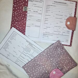 Várandósgondozási könyv borító bézs pöttyös rózsaszínnel