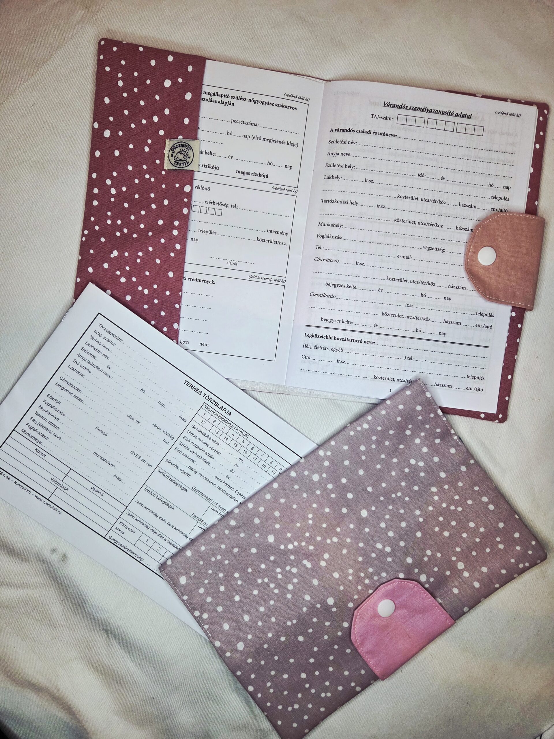 Várandósgondozási könyv borító bézs pöttyös rózsaszínnel