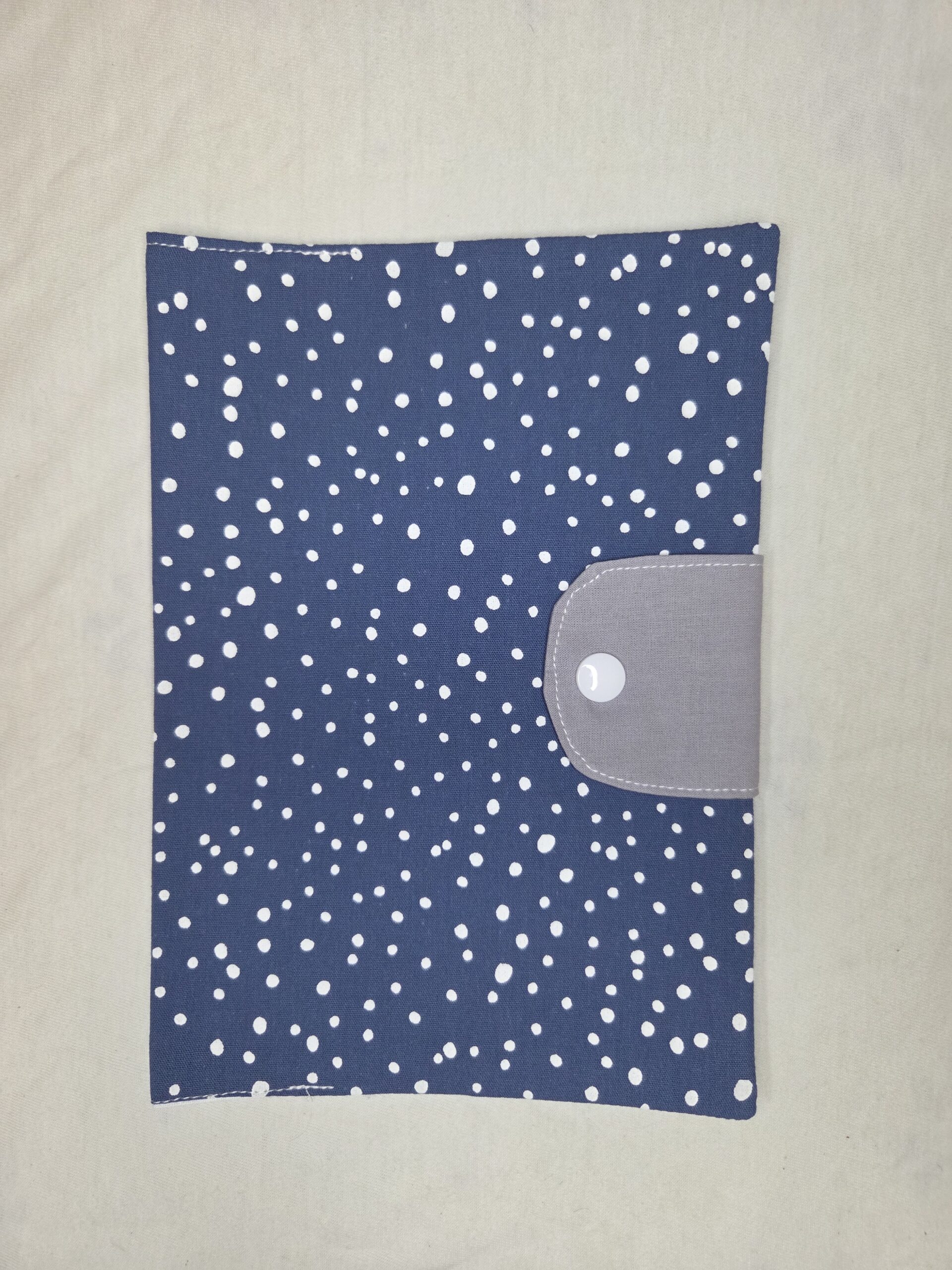 Várandósgondozási könyv borító kék pöttyös szürkével